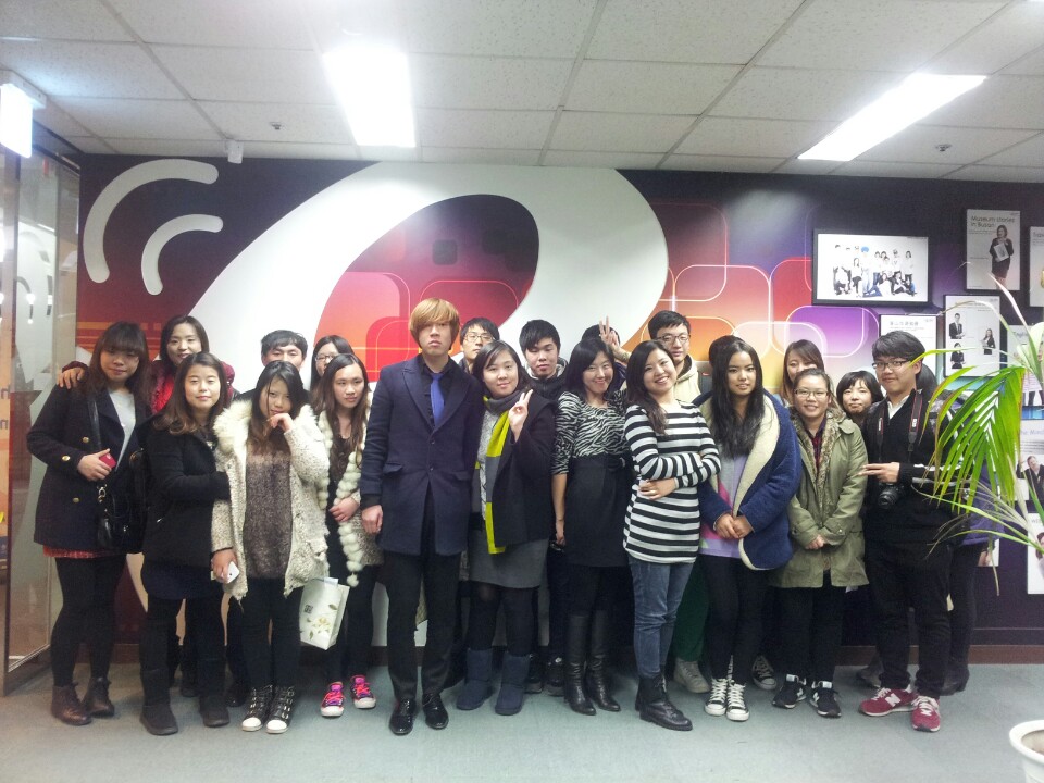 2013.12.15 星期日节目“音乐电波”嘉宾 - 东明大学韩国语学堂的学生们 Photo1
