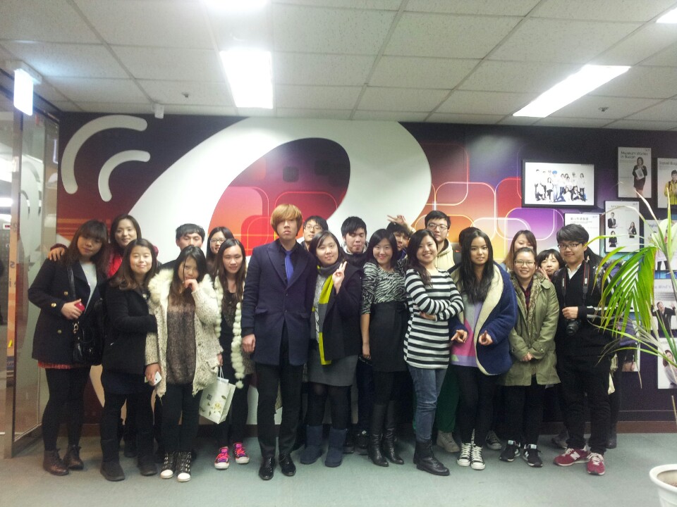 2013.12.15 星期日节目“音乐电波”嘉宾 - 东明大学韩国语学堂的学生们 Photo2