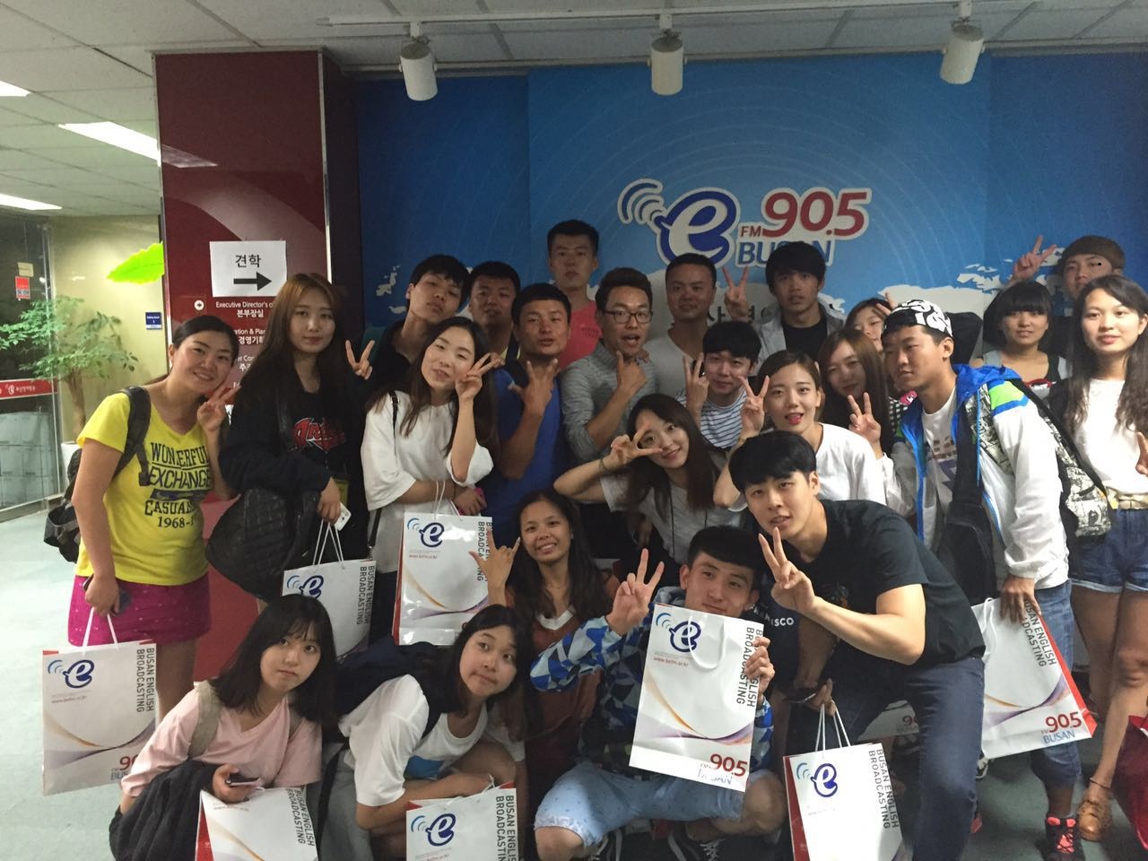 30多人来华语知音参观，录音棚快爆炸啦！！ Photo1