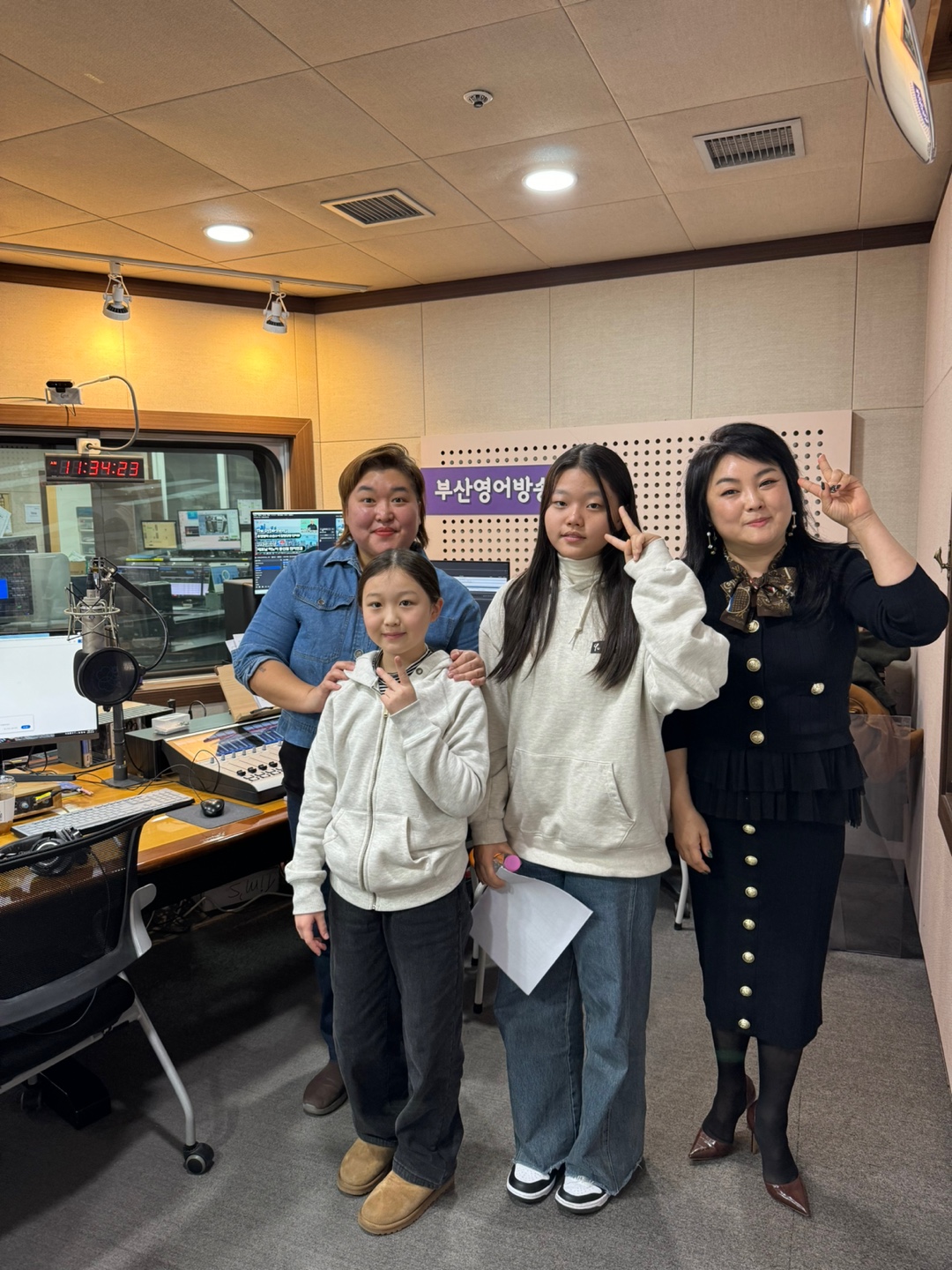 BWW 윤장미 유엔평화소년소녀합창단장 &  배정윤, 정아정 단원 Photo2