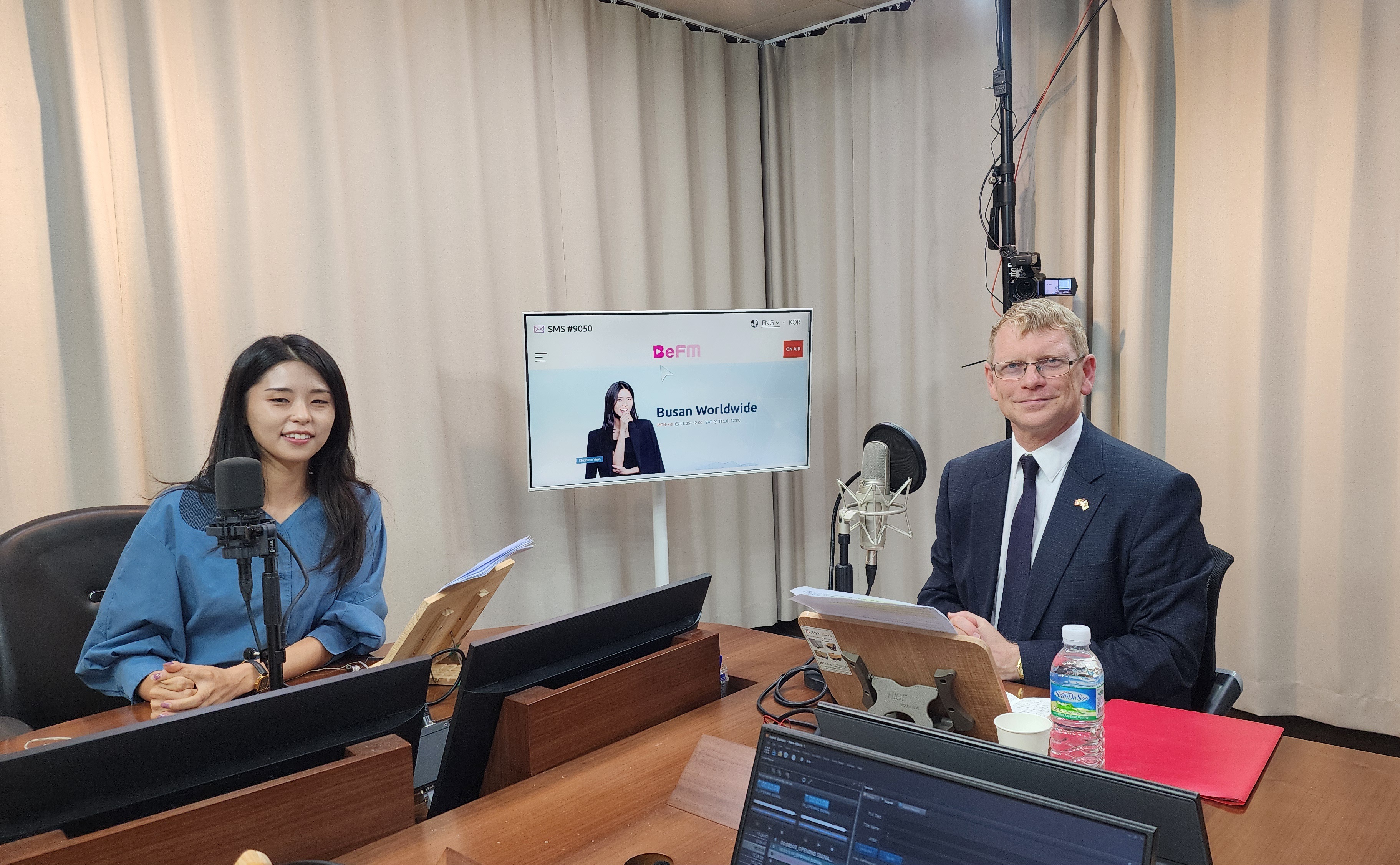  듀이 무어 주 부산 미국영사관 수석 영사님 BusanWorldwide와 함께 했습니당 Photo1