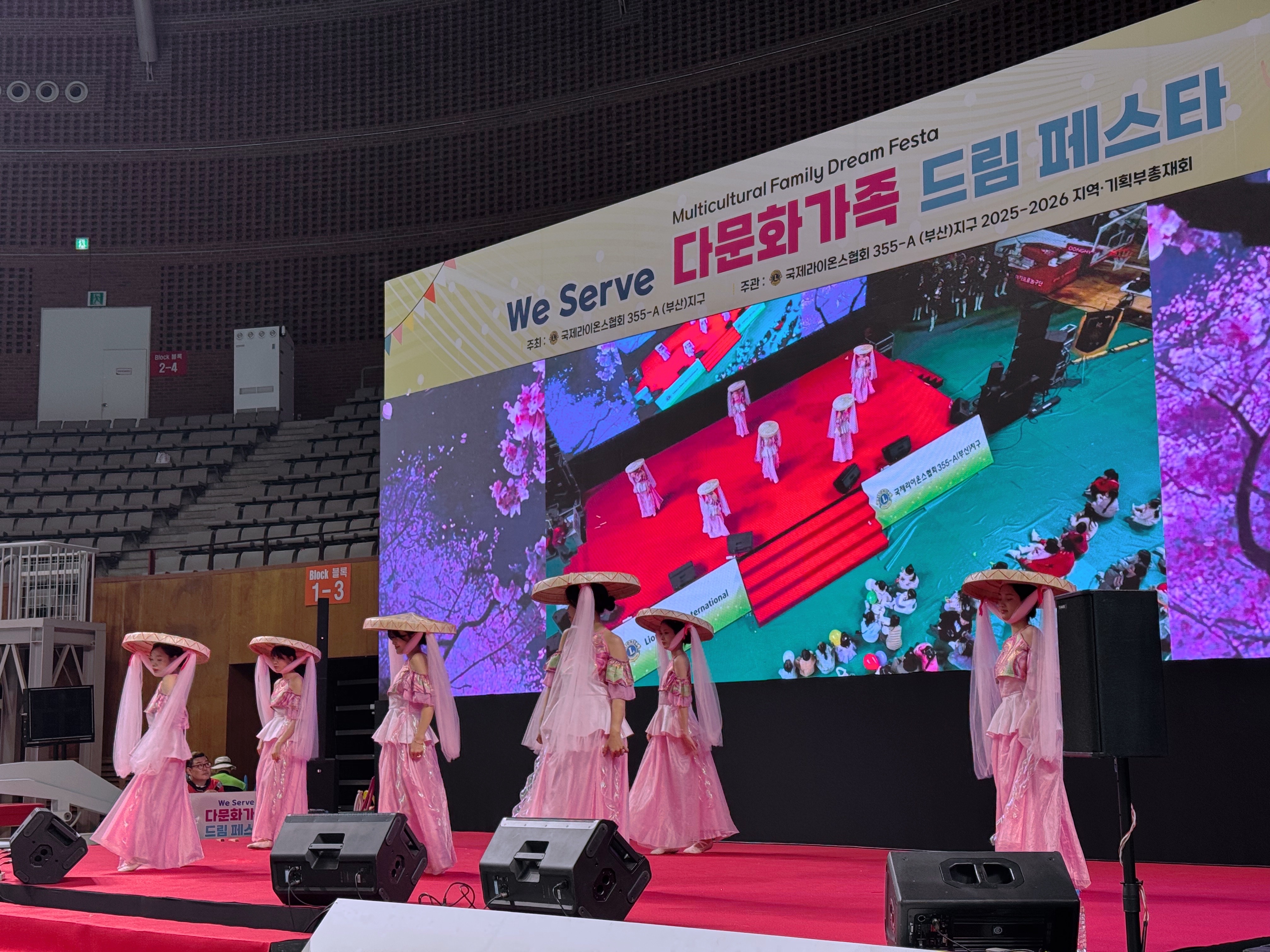 KHÁM PHÁ BUSAN: Lễ hội We Serve – Lễ hội dành cho gia đình đa văn hóa Busan - Nhà thi đấu thể thao trong nhà Geumjeong Sports Photo2