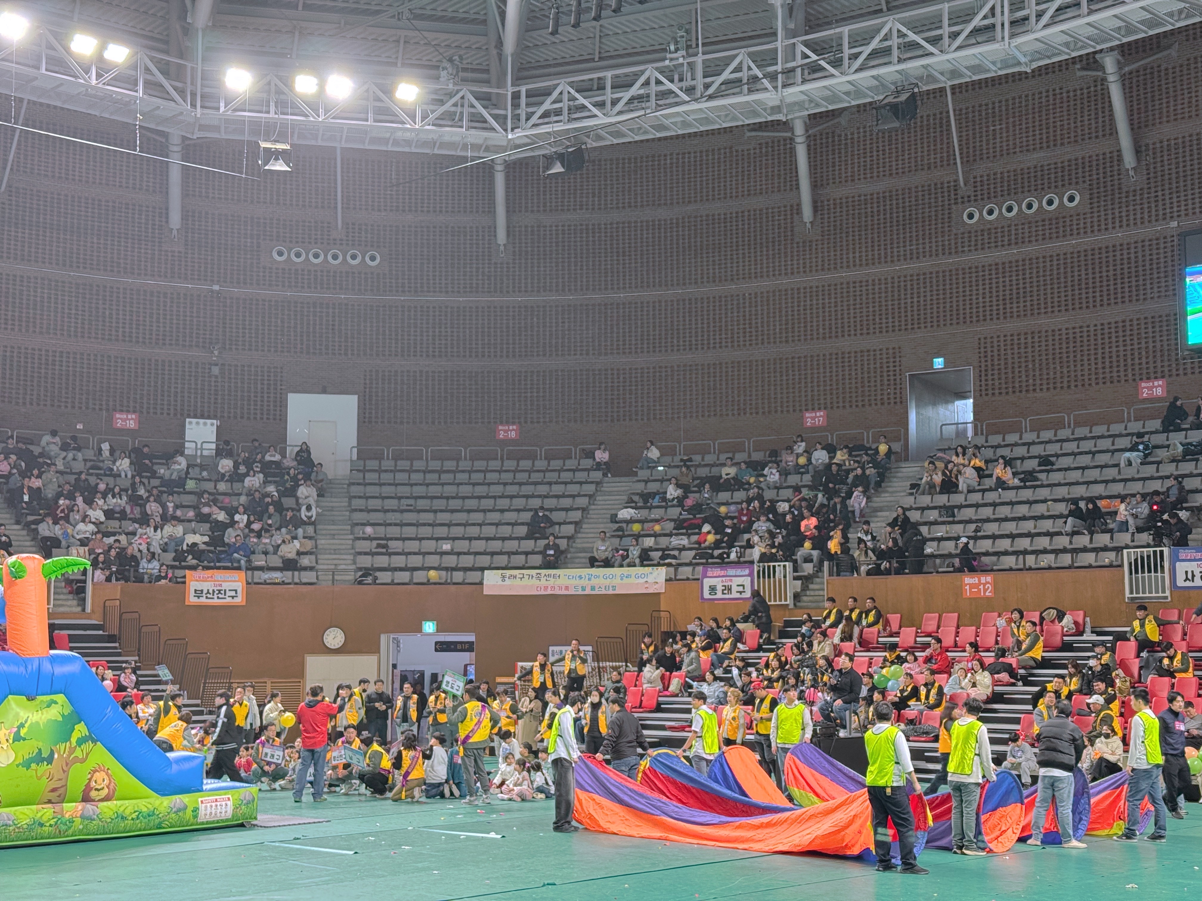 KHÁM PHÁ BUSAN: Lễ hội We Serve – Lễ hội dành cho gia đình đa văn hóa Busan - Nhà thi đấu thể thao trong nhà Geumjeong Sports Photo5