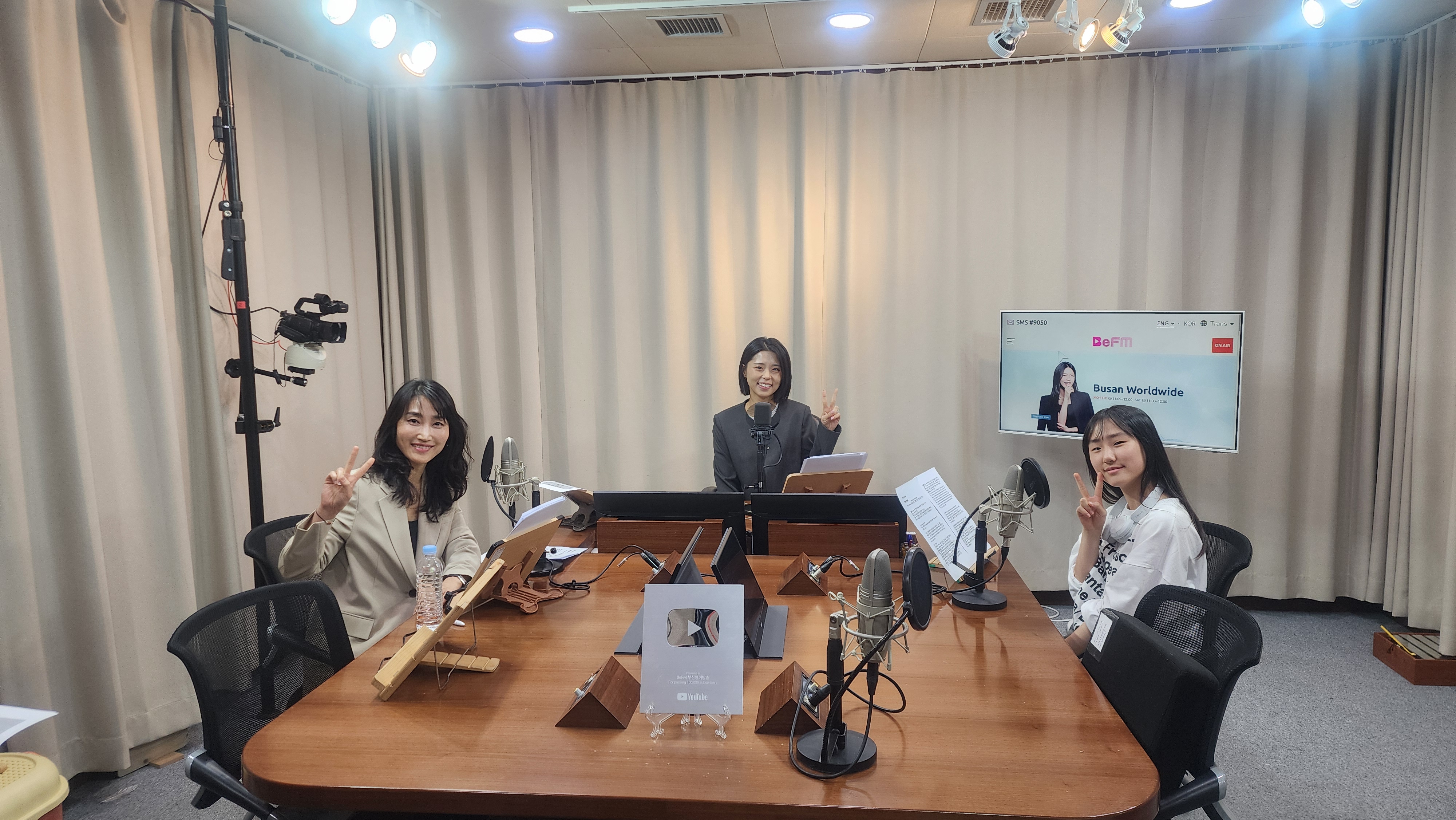 이영애 부산국제어린이청소년아트페어 위원장·문서인 비카프 미술공모전 대상 수상자 Photo1