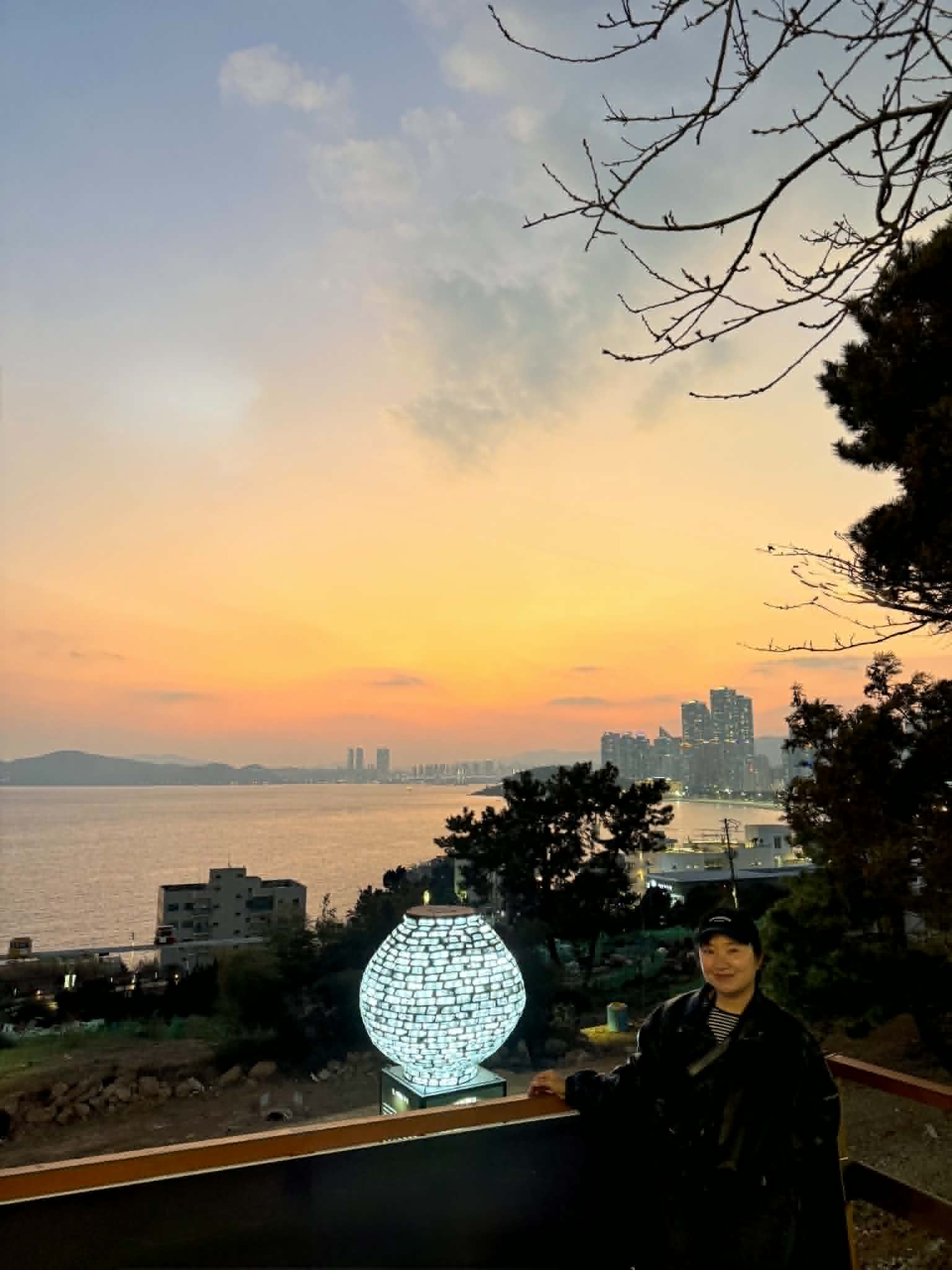 KHÁM PHÁ BUSAN: Giới thiệu triển lãm ngoài trời “Hành trình của trăng: Bình trăng Busan” tại công viên Dalmaji, Haeundae  Photo1