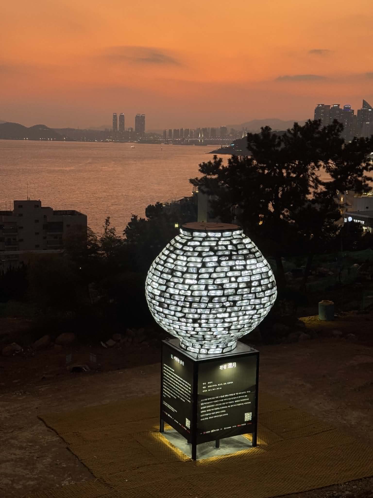 KHÁM PHÁ BUSAN: Giới thiệu triển lãm ngoài trời “Hành trình của trăng: Bình trăng Busan” tại công viên Dalmaji, Haeundae  Photo2