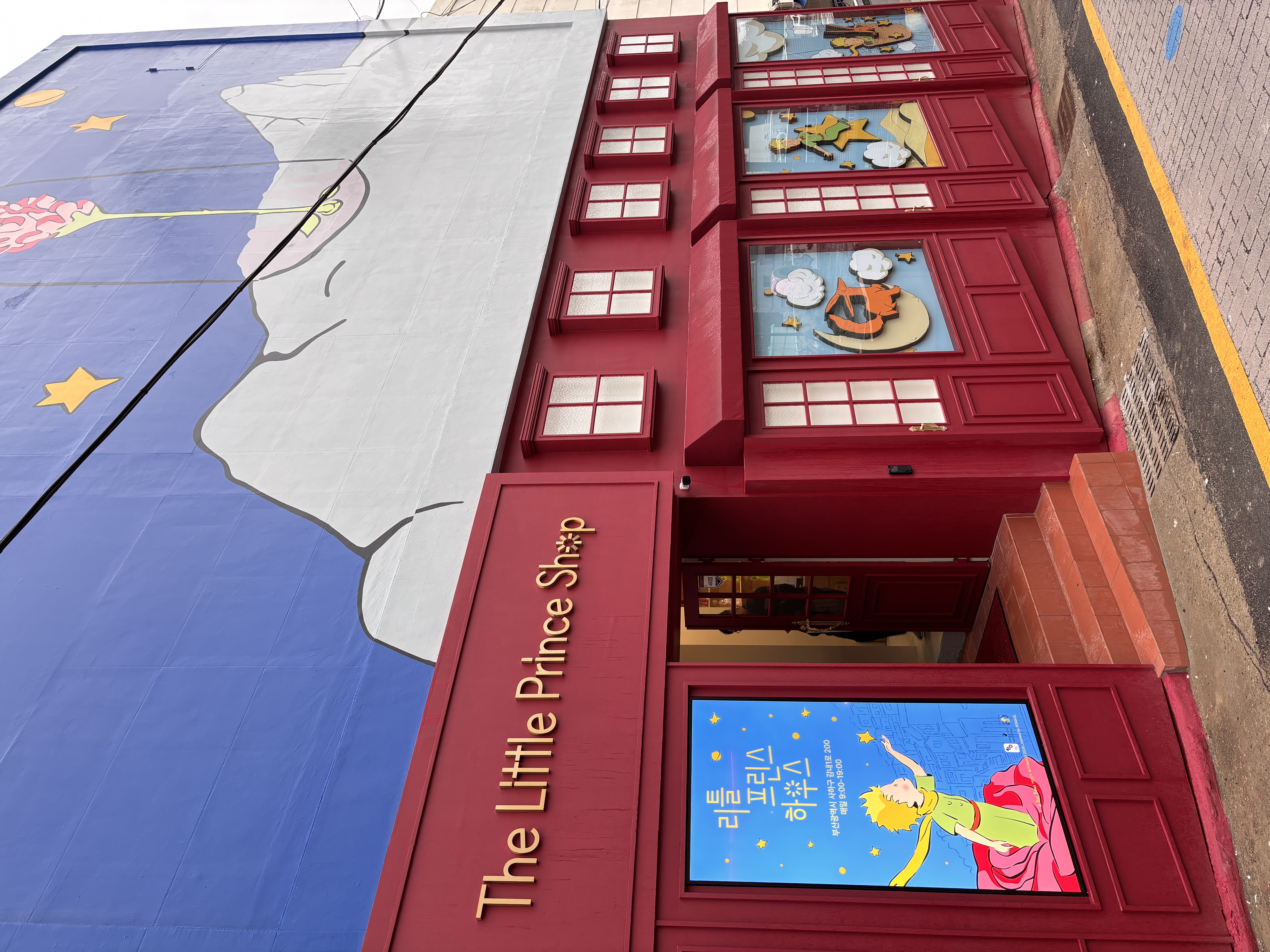 KHÁM PHÁ BUSAN: Giới thiệu Little Prince House tại làng văn hóa Gamcheon. Photo3