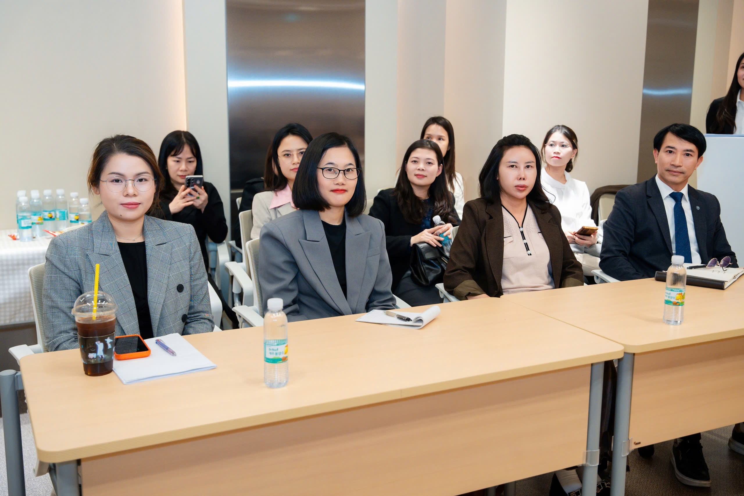 KHÁM PHÁ BUSAN: Chương trình tọa đàm: “Tầm quan trọng của việc giảng dạy, gìn giữ tiếng Việt và văn hóa Việt Nam trong cộng đồng người Việt Nam tại khu vực Đông Nam, Hàn Quốc” – Tổng lãnh sự quán Việt Nam tại Busan. Photo3