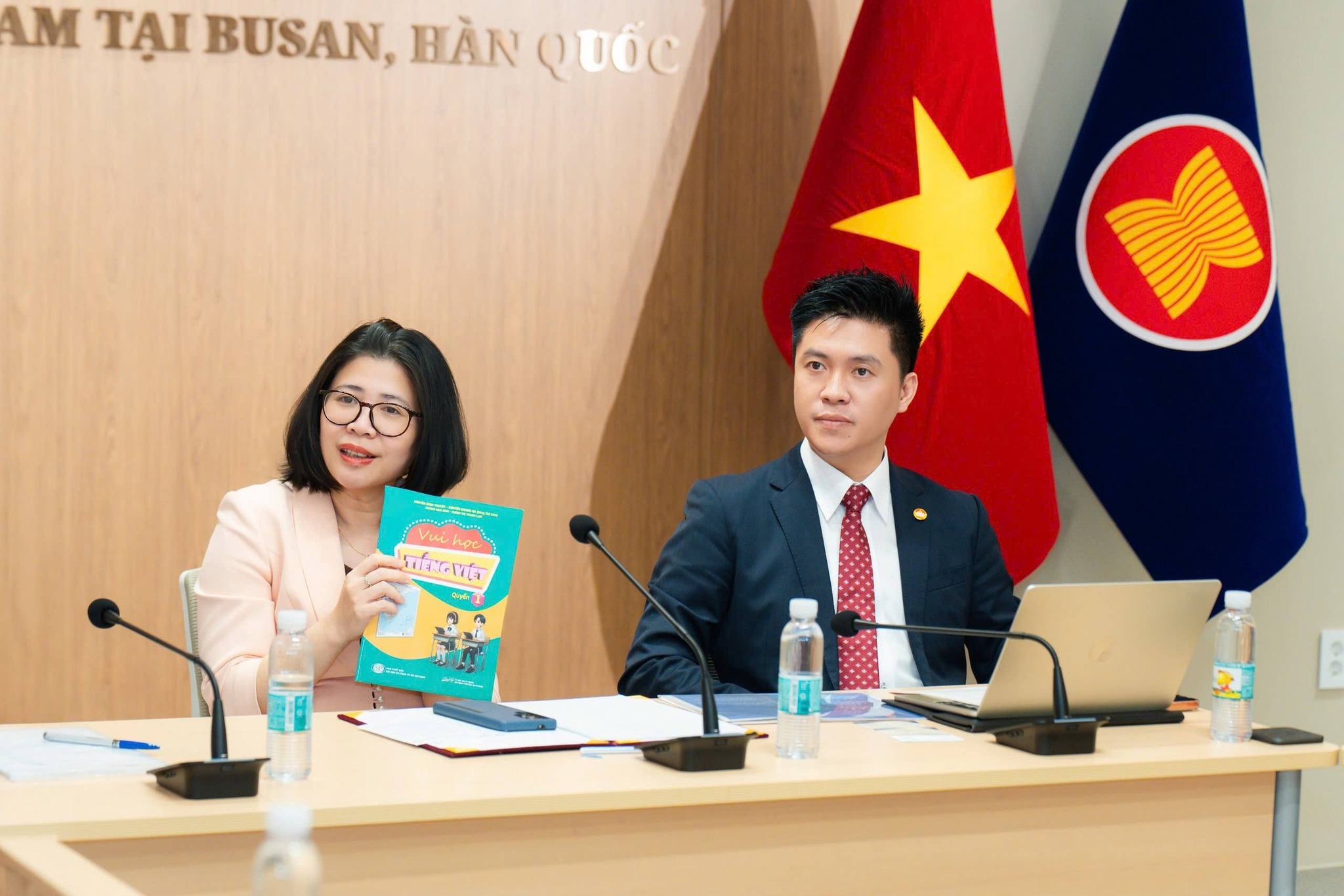 KHÁM PHÁ BUSAN: Chương trình tọa đàm: “Tầm quan trọng của việc giảng dạy, gìn giữ tiếng Việt và văn hóa Việt Nam trong cộng đồng người Việt Nam tại khu vực Đông Nam, Hàn Quốc” – Tổng lãnh sự quán Việt Nam tại Busan. Photo4