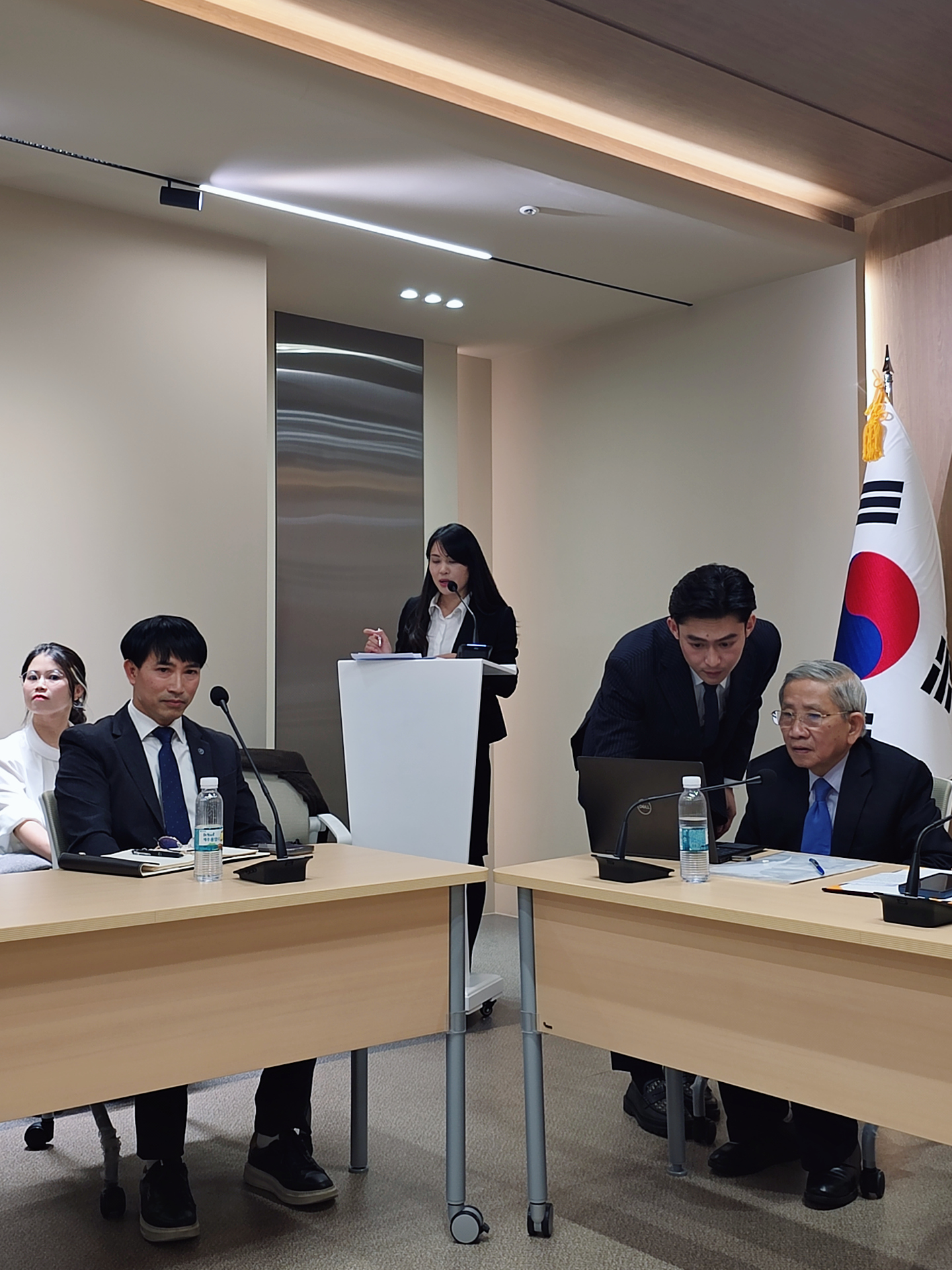 KHÁM PHÁ BUSAN: Chương trình tọa đàm: “Tầm quan trọng của việc giảng dạy, gìn giữ tiếng Việt và văn hóa Việt Nam trong cộng đồng người Việt Nam tại khu vực Đông Nam, Hàn Quốc” – Tổng lãnh sự quán Việt Nam tại Busan. Photo2