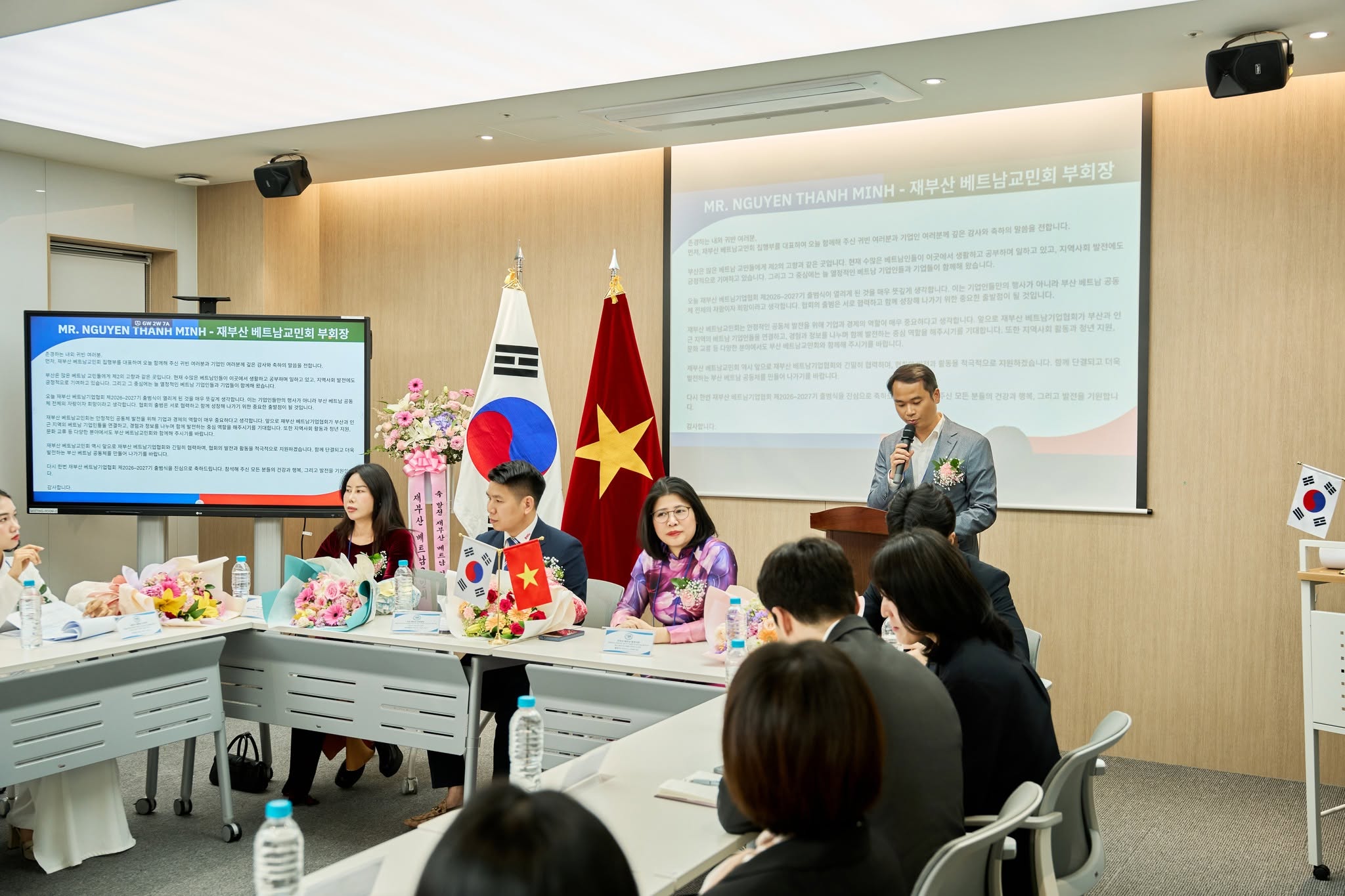 KHÁM PHÁ BUSAN/ PD Mai Hạnh: Lễ ra mắt của Hội Doanh nghiệp Việt Nam tại Busan Photo4