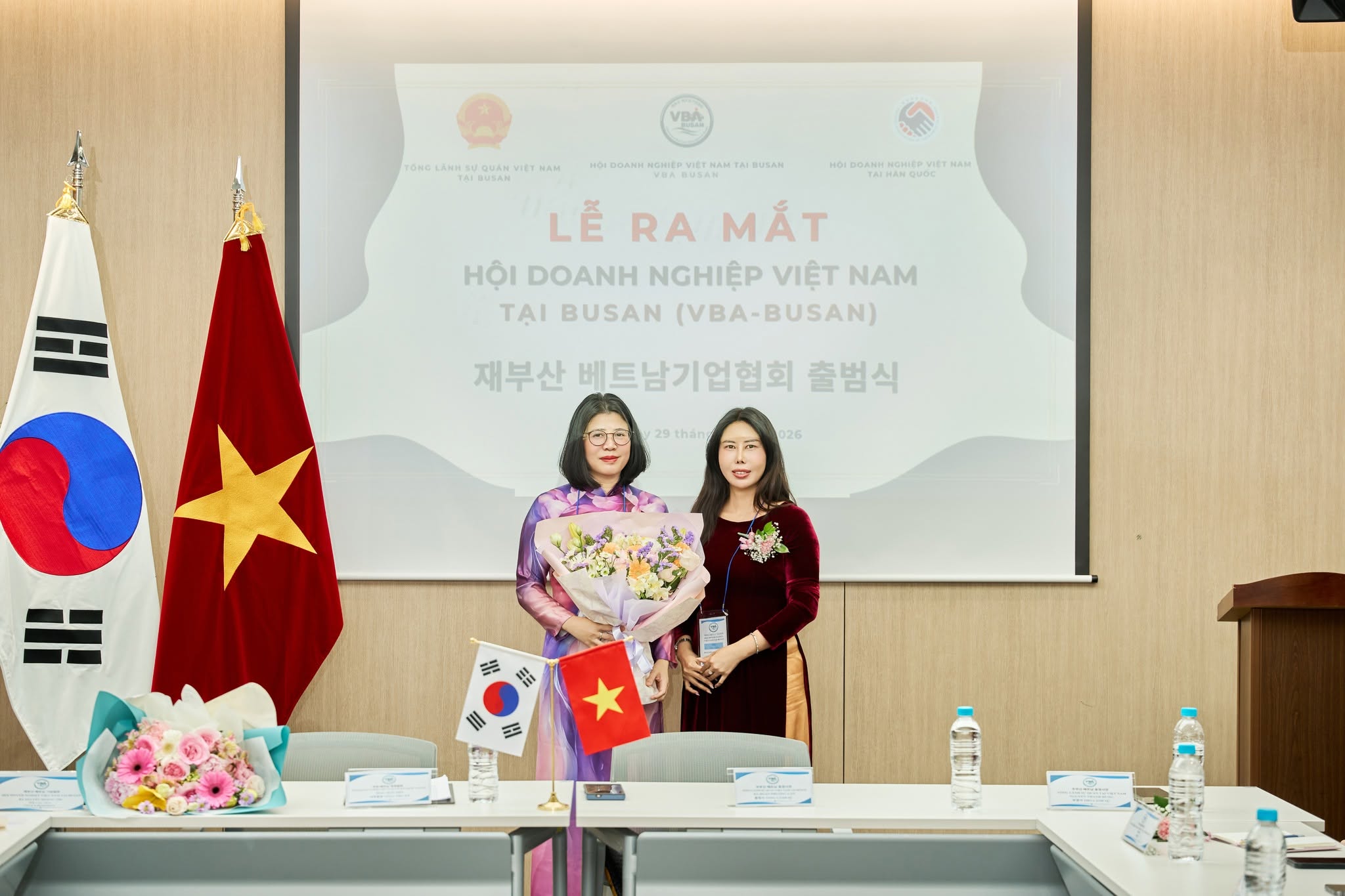 KHÁM PHÁ BUSAN/ PD Mai Hạnh: Lễ ra mắt của Hội Doanh nghiệp Việt Nam tại Busan Photo2