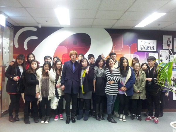 2013.12.15 星期日节目“音乐电波”嘉宾 - 东明大学韩国语学堂的学生们 Photo