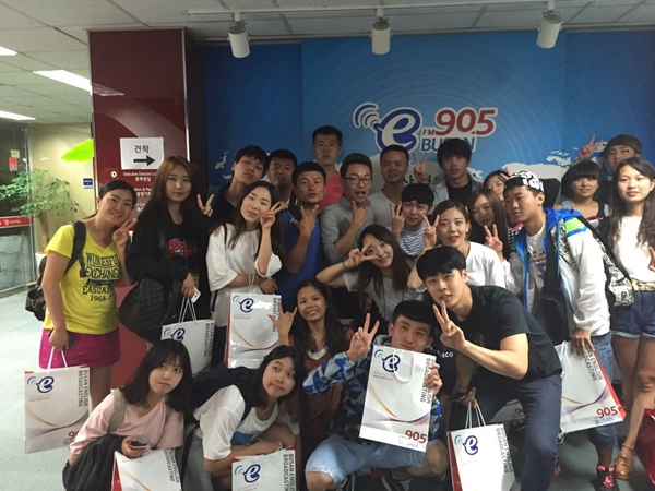 30多人来华语知音参观，录音棚快爆炸啦！！ Photo