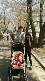Gia dinh anh Kyeong Bom va chi My Photo