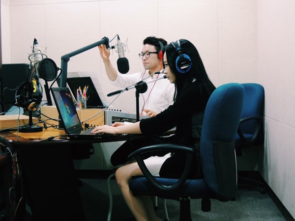 工作中的龙哥和知颍PD Photo