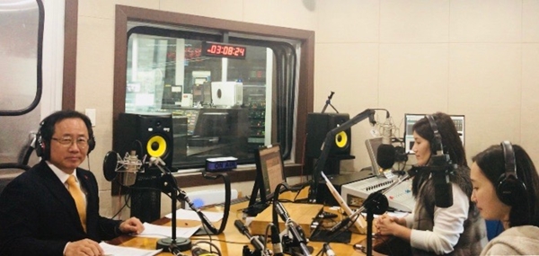 Talk with Governor 김석준 from Busan Office of Education Photo