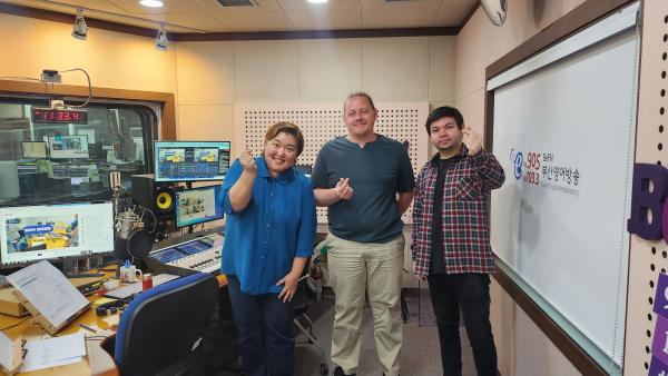 The Interview with 부산외국인주민대표자회의 토이바자르 아딜, 스펜서 워터스 Photo