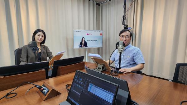 윤현주 부산국제사진제 미디어 위원장과 함께 부산국제사진제 이야기 나눴습니다:) Photo