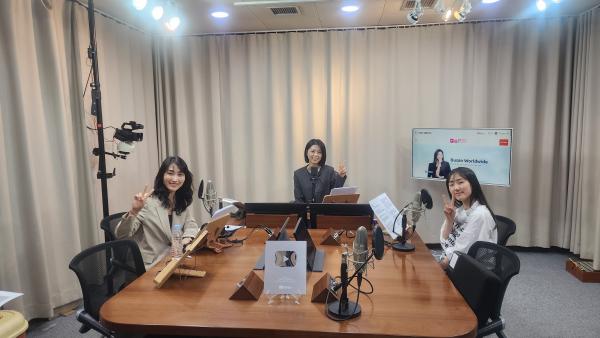 이영애 부산국제어린이청소년아트페어 위원장·문서인 비카프 미술공모전 대상 수상자 Photo