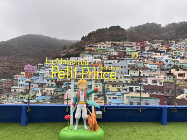 KHÁM PHÁ BUSAN: Giới thiệu Little Prince House tại làng văn hóa Gamcheon. Photo